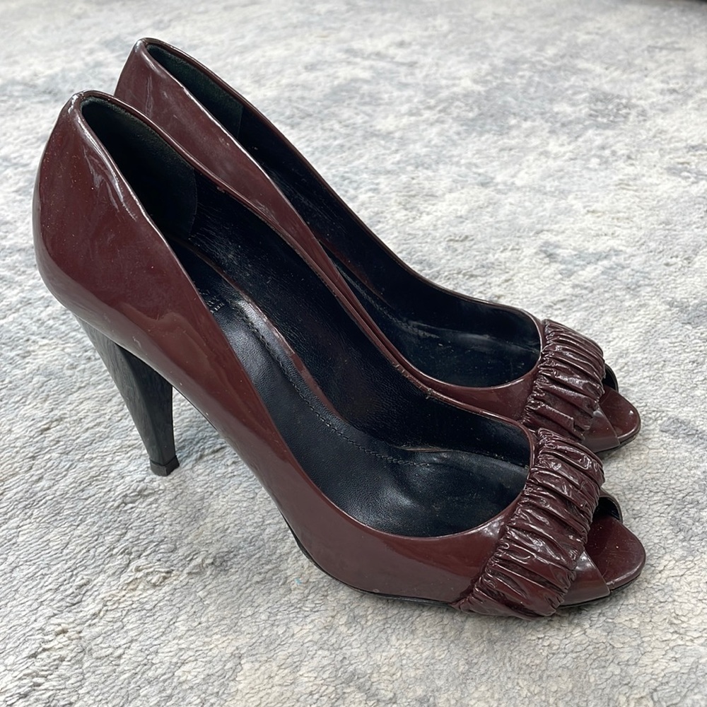 Burberry Peeptoe Ruffle Patent Leather Pumps Heels Burgundy Maroon Sz 39